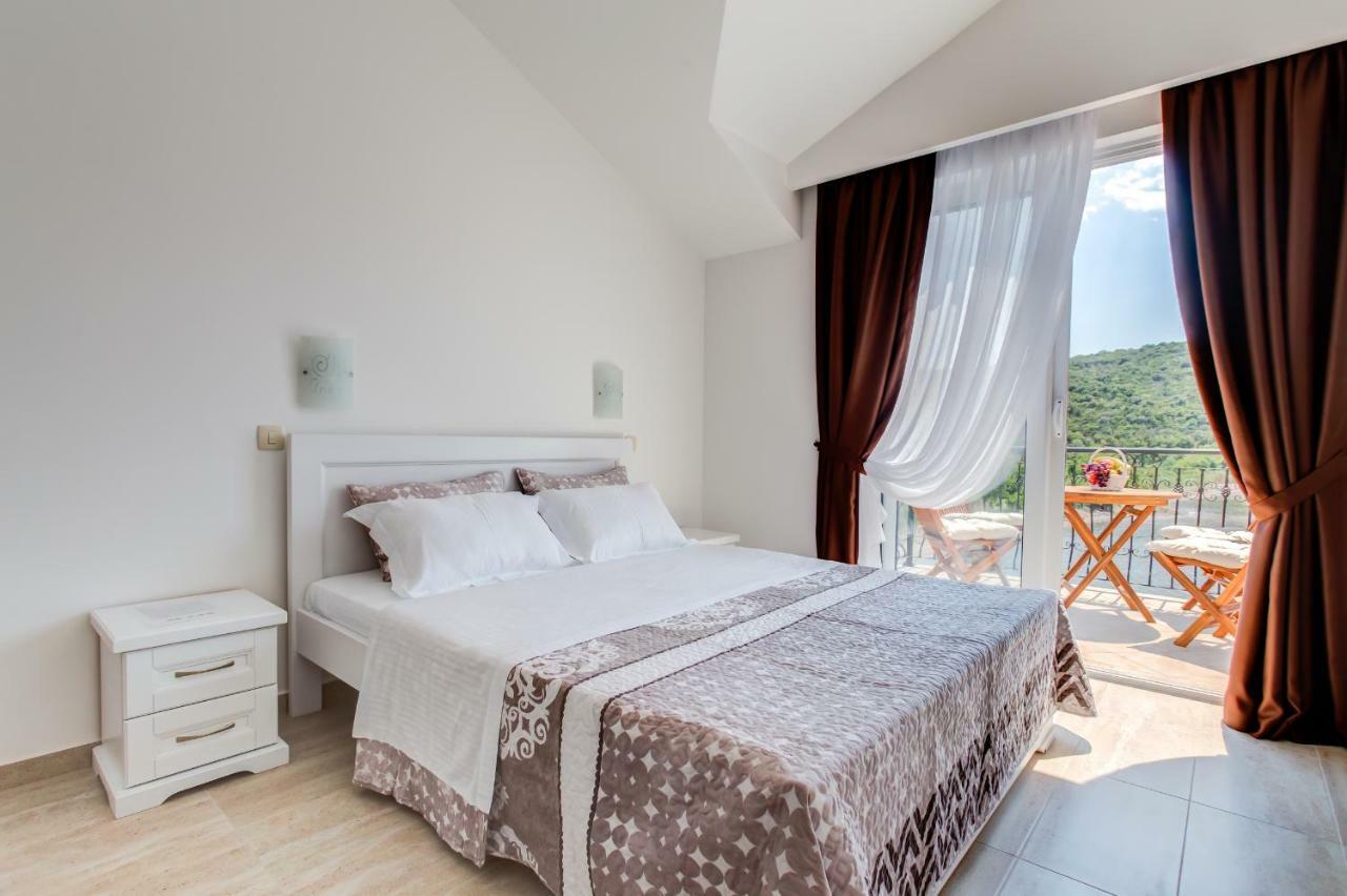 Villa San Apartments Tivat Kültér fotó